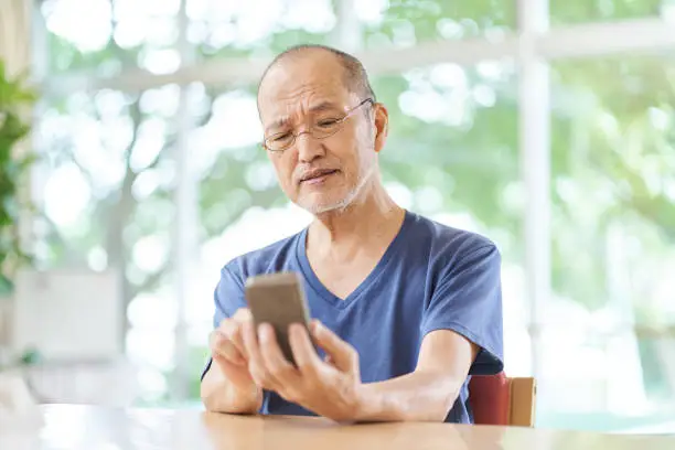Elderly people who have difficulty seeing smartphones with presbyopia