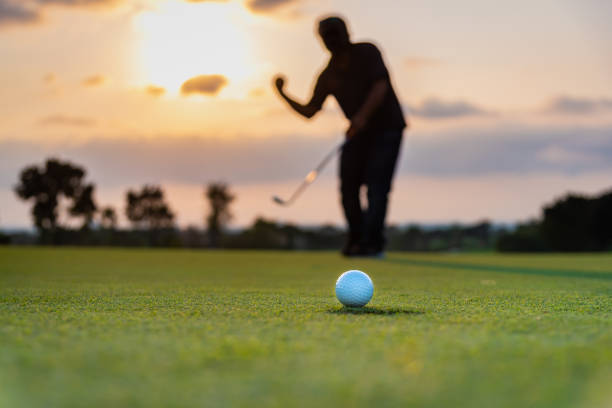 silhouette golfeur montrant le bonheur lors de la victoire dans le jeu, balle de golf blanche sur l’herbe verte du terrain de golf avec fond flou. - golf golf swing putting cheerful photos et images de collection