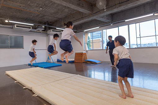 A scene where Japanese children aged 5 to 10 are practicing gymnastics