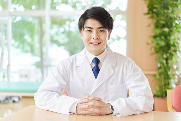 対面のアドバイスをする医師 - 入院 日本人 ストックフォトと画像