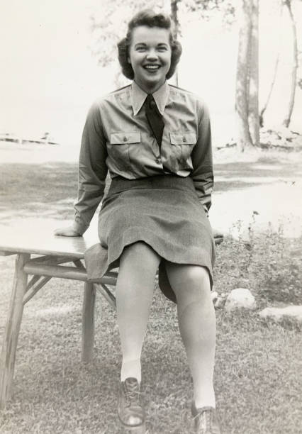 1940年代にアメリカ陸軍から休暇中の若いwac - 1940s style ストックフォトと画像