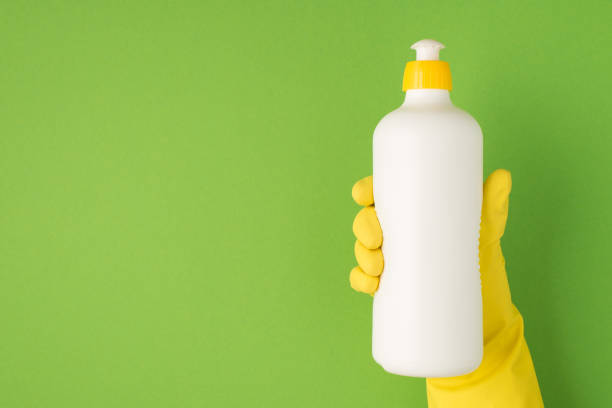 napowietrzne zdjęcie detergentu w rękach izolowanych na zielonym tle - dishwashing detergent zdjęcia i obrazy z banku zdjęć