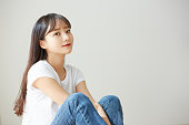 白いTシャツを着た若いアジア人女性
