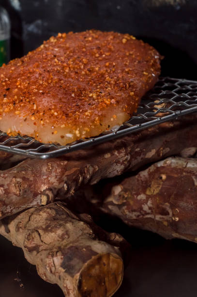 приправленная курица в маленьком греческом с дровами под ней - meat quail game meat skillet стоковые фото и изображения