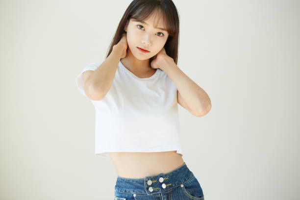 白いTシャツを着た若いアジア人女性