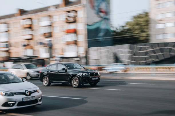 ukraine, kiew - 16. juli 2021: schwarzer bmw x1 bewegt sich auf der straße. leitartikel - bell stock-fotos und bilder