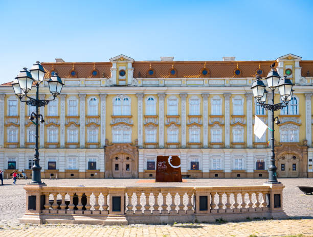 timioara art museum elegancki barokowy budynek pałacowy znajduje się w union square, timisoara. - timisoara zdjęcia i obrazy z banku zdjęć