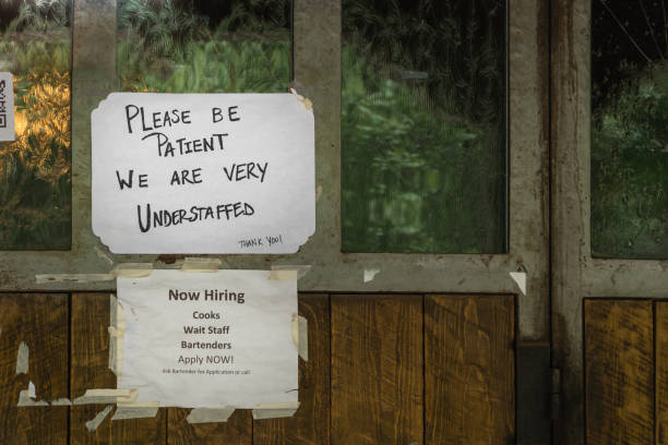 panneau d’embauche en sous-effectif - help wanted sign photos et images de collection