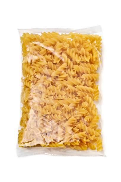 흰색 배경으로 분리 플라스틱 패키지 푸실리 파스타. - pasta directly above fusilli food 뉴스 사진 이미지