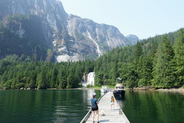 une vue incroyable sur l’entrée de la princesse louisa et la chatterbox tombe du quai avec des bateaux amarrés, en colombie-britannique, au canada. - jervis inlet photos et images de collection