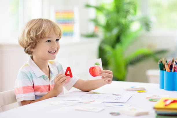 kid learning to read. phonics flash cards. - happy kid flash imagens e fotografias de stock