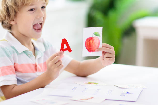 kid learning to read. phonics flash cards. - happy kid flash imagens e fotografias de stock