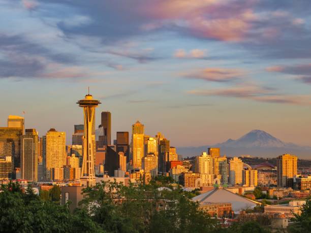 golden seattle skyline and mount rainier - seattle night skyline architecture and buildings imagens e fotografias de stock