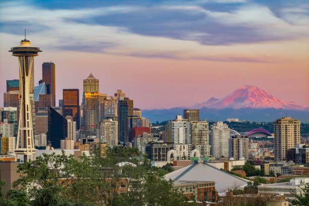 istock Seattle Skyline and Pink Mount Rainier 1330405629