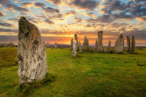 Impresionante puesta de sol sobre el círculo de piedra en Callanish en la Isla de Lewis, Hébridas Exteriores de Escocia photo