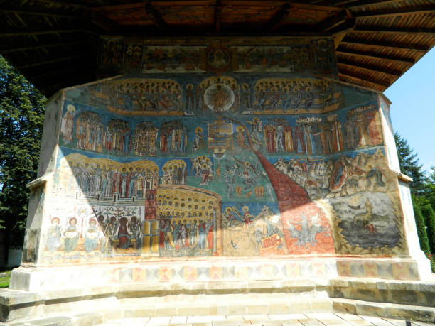 voronet orthodox monastery in romania - voronet imagens e fotografias de stock
