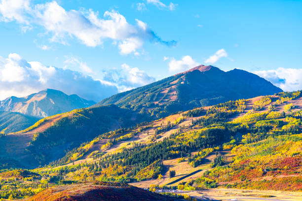 포효포크 계곡의 화려한 단풍 아스펜 나무가 있는 바위 산맥 봉우리에 있는 아스펜 시, 콜로라도, 버터밀크 스키 슬로프 언덕의 전망 - gold yellow aspen tree autumn 뉴스 사진 이미지