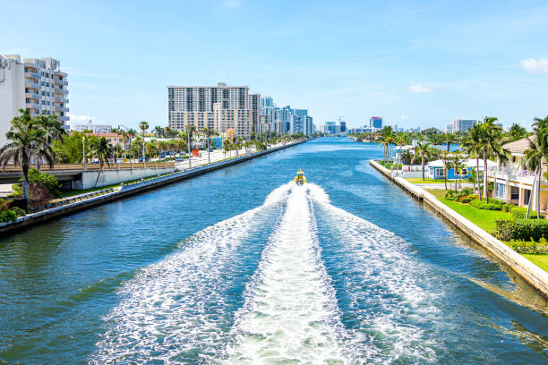 hollywood, floryda w miami beach area z pejzażem mieszkalnych wieżowców przybrzeżnych budynków i powyżej lotu ptaka zatoki stranahan river - miami florida zdjęcia i obrazy z banku zdjęć