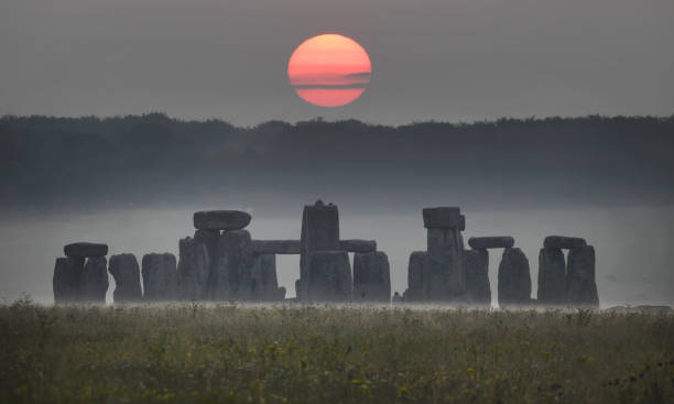 alba di stonehenge - stonehenge ancient civilization religion archaeology foto e immagini stock