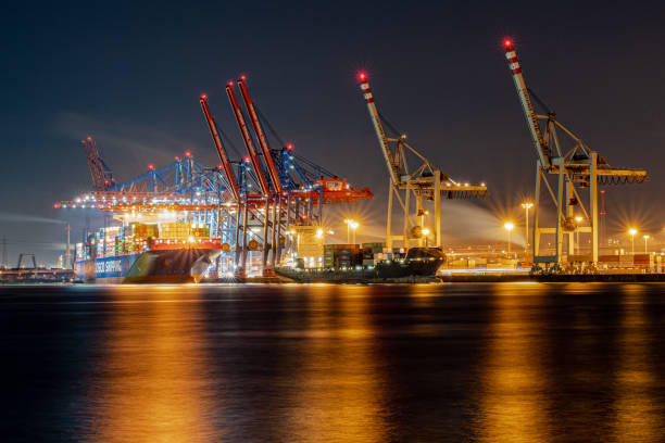 puerto de hamburgo - hamburg germany elbe river illuminated freight transportation fotografías e imágenes de stock