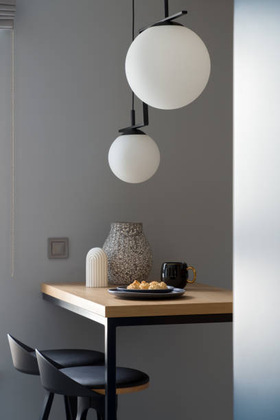 현대적인 램프 아래 테이블에 장식 - real estate decoration black and white architecture 뉴스 사진 이미지