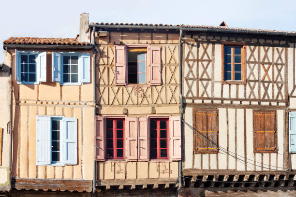 mur coloré de l’ancienne maison dans le style tudor - tudor style house timber window photos et images de collection