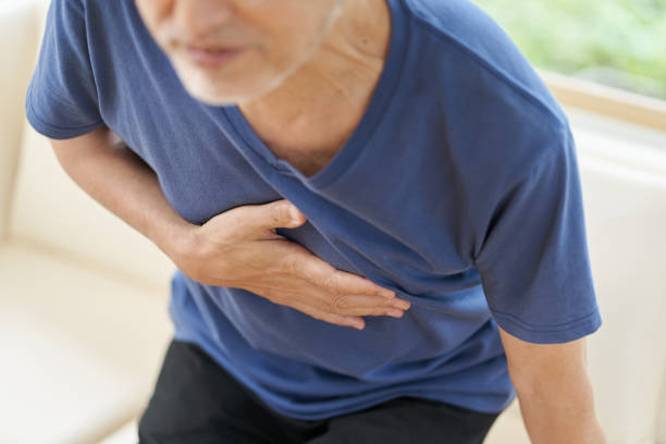 personas mayores con dolor en el pecho - rib cage fotografías e imágenes de stock