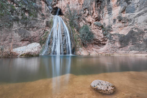 wasserfall über türkisfarbenem pool in loja, granada. spanien - jabot stock-fotos und bilder