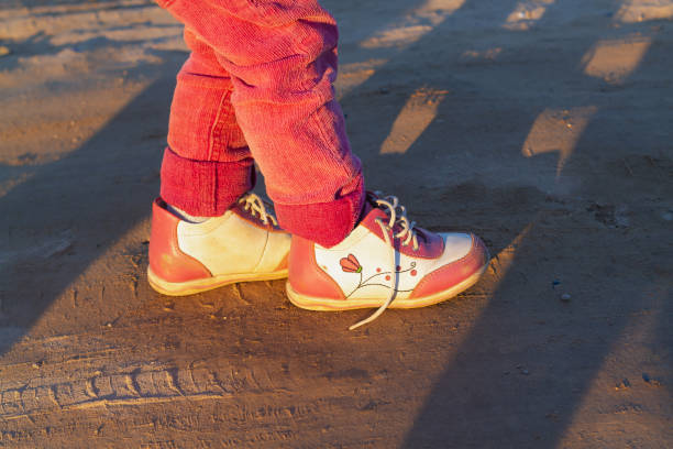 어린 소녀의 신발끈은 그녀의 분홍색 신발에 묶여 있었다 - untied pair sports shoe shoe 뉴스 사진 이미지