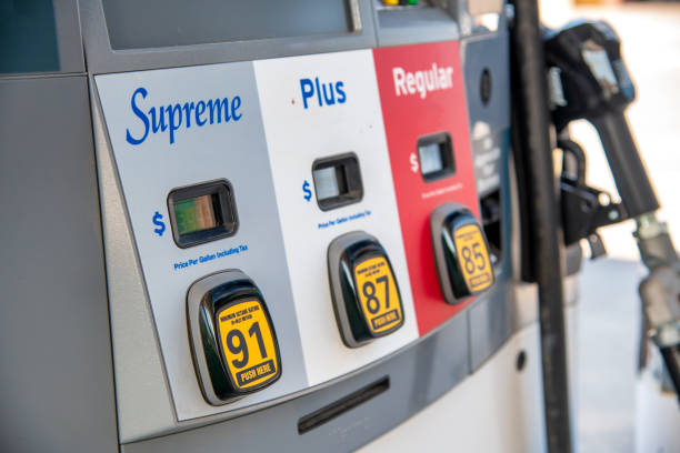 supreme, plus, обычный бензин на заправке насоса. - gas fuel pump labeling fuel and power generation стоковые фото и изображения