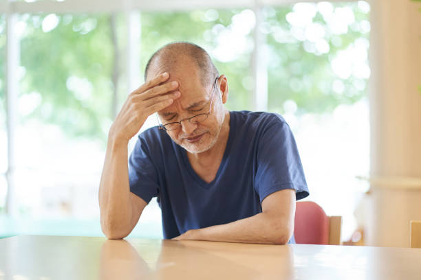 ältere menschen mit kopfschmerzen - senior adult depression dementia alzheimers disease stock-fotos und bilder