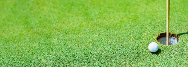 golf ball is near pin - leafy greens imagens e fotografias de stock