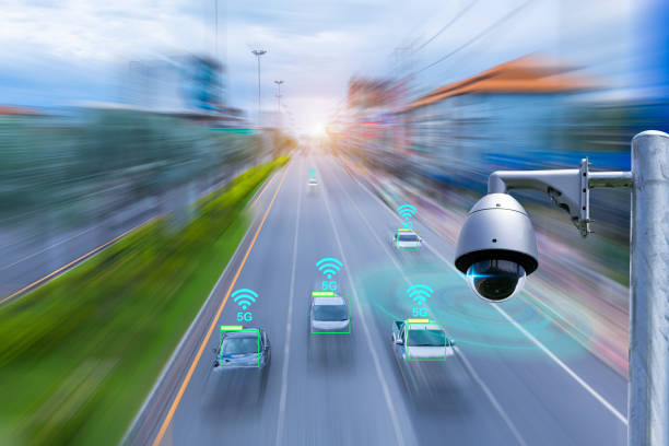 speed dome kamera neue technologie 4.0 signal für die überprüfung der geschwindigkeit von autos auf hoher strecke und überprüfung auf sicheren unfall sind signal von autos bewegungserkennung überprüfung durch cctv-system - security camera dome security system security stock-fotos und bilder