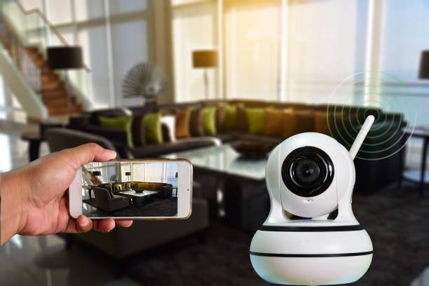 la telecamera cctv robot è la tecnologia 4.0 che installa il sistema di sicurezza domestica del segnale e il monitoraggio da parte dello smartphone in tutto il tempo, in tutto il mondo tramite internet ad alta velocità. - security camera installing security system security foto e immagini stock