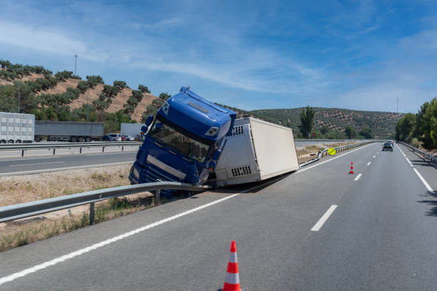 ciężarówka z wypadku chłodnia naczepa, przewrócony przez zjazd z autostrady w środkowej części autostrady. - crash zdjęcia i obrazy z banku zdjęć