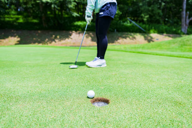 putter i piłeczka golfowa na zielonym - rules of golf zdjęcia i obrazy z banku zdjęć