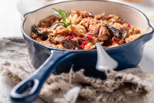 hot stewed cabbage and meat with beef and sauerkraut - bigos imagens e fotografias de stock