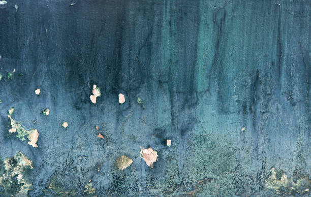 dégradé du bleu prussien au mur turquoise avec peinture écaillée et ébréchée - texture rugueuse pour un arrière-plan endommagé - paint rough peeling grunge photos et images de collection