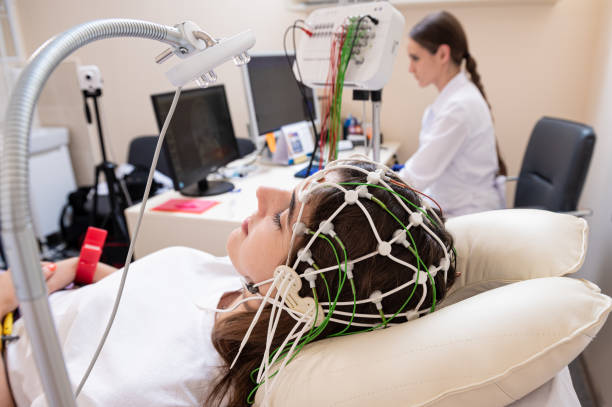 pruebas cerebrales para pacientes mediante encefalografía en centros médicos - electrode fotografías e imágenes de stock