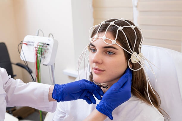 pruebas cerebrales para pacientes mediante encefalografía en centros médicos - electrode fotografías e imágenes de stock