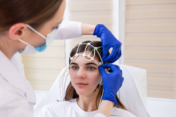 test cerebrale del paziente con encefalografia presso il centro medico - eeg foto e immagini stock