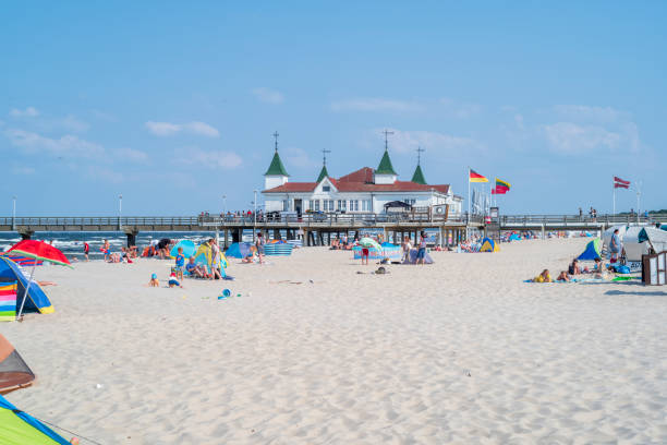 ilha usedom em mecklenburg-pomerânia ocidental no verão de 2021 - villa summer rock sand - fotografias e filmes do acervo