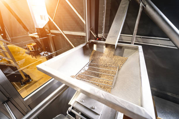 工場で麦芽種子を粉砕する技術プロセス - 製造工場 ストックフォトと画像
