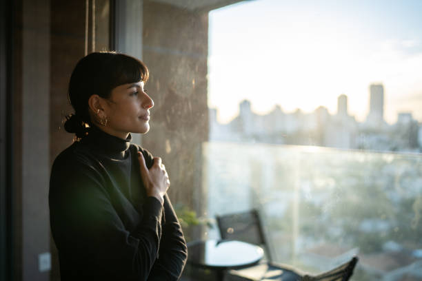 mujer joven contemplando en casa - thinking fotografías e imágenes de stock