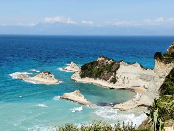 cabo drastis con islas cercanas - mistic fotografías e imágenes de stock