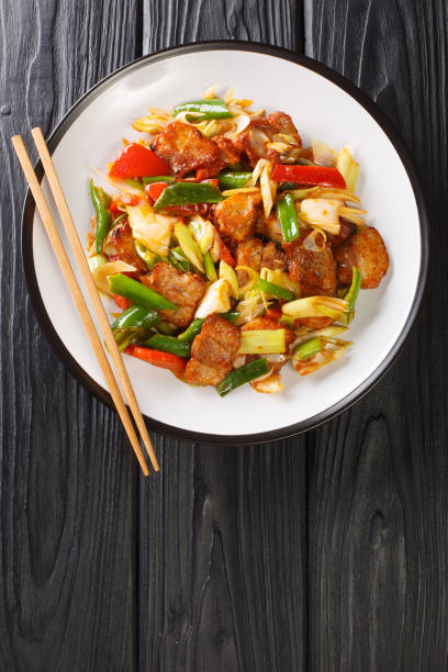 두 번 조리 된 돼지 고기 또는 후이 구오 루는 접시에 매운 구운 돼지 고기 배 클로즈업의 사천 요리입니다. 수직 상단 보기 - china fat close up vegetable 뉴스 사진 이미지