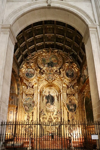 Retablo barroco de San Benito, centrado en su apoteosis y rodeado por sus hechos y milagros. Baroque altarpiece of San Benito, centered on his apotheosis and surrounded by his deeds and miracles.