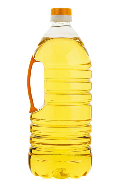 растительное или подсолнечное масло в пластиковой бутылке, изолированное на белом фоне, полная глубина резкости. файл содержит обтравку ко - balsamic vinegar olive oil bottle cooking oil стоковые фото и изображения