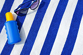flasche-sonnencreme-und-sonnenbrille-auf-einem-gestreiften-strandtuch.jpg?b=1&s=170x170&k=20&c=bf6Bg4DtWFtCdgcIbvt-Ra1SPwIdwFqwveWxys3pnhs=