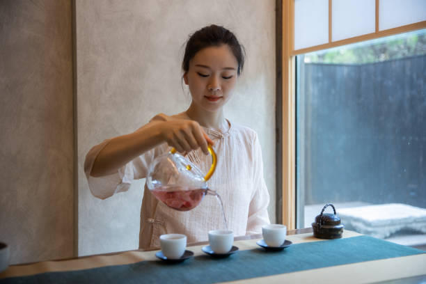 cérémonie du thé traditionnel chinois - tea chinese tea heat teapot photos et images de collection